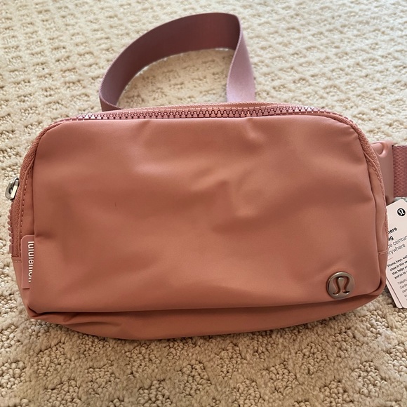 lululemon athletica Handbags - Lululemon everywhere belt bag
